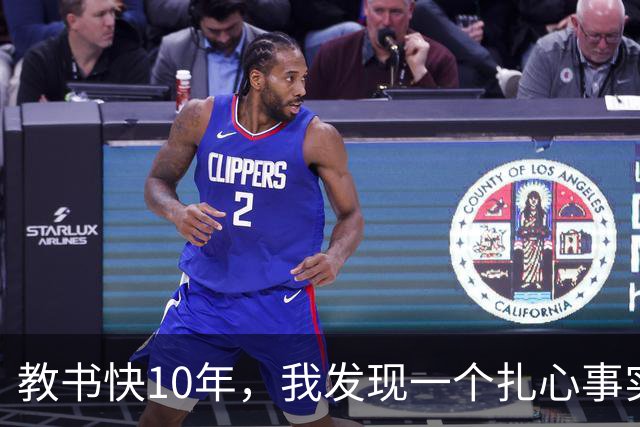 教书快10年，我发现一个扎心事实：班里成绩垫底的孩子，开家长会时，父母总有一个极其反常的小动作